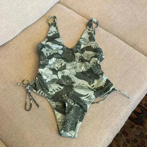 BOUND by BOND-EYE One Piece Swimsuit Green - Picture 4 of 7